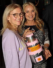 Alexa Agnelli, PR Managerin für Veuve Clicquot mit dem „Rosé Anniversary Cake“ @ 5. „Ladies New Year Dinner“ im Restaurant „Bar Lehel“ {©Foto: Martin Schmitz)